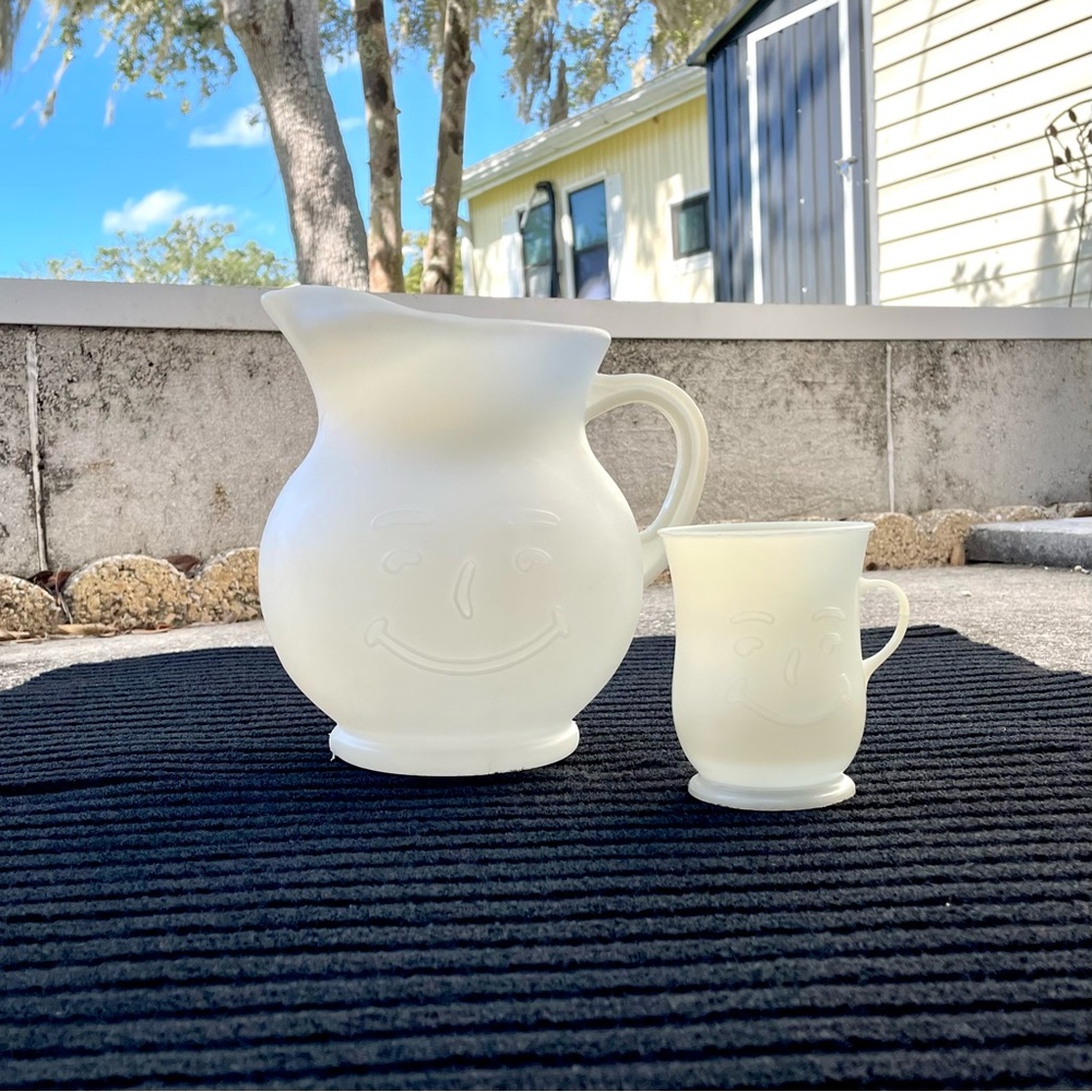 *VINTAGE* 80's Kool Aid Mascot Plastic 2 Quart Pitcher + 1 Kool Aid Cup - White